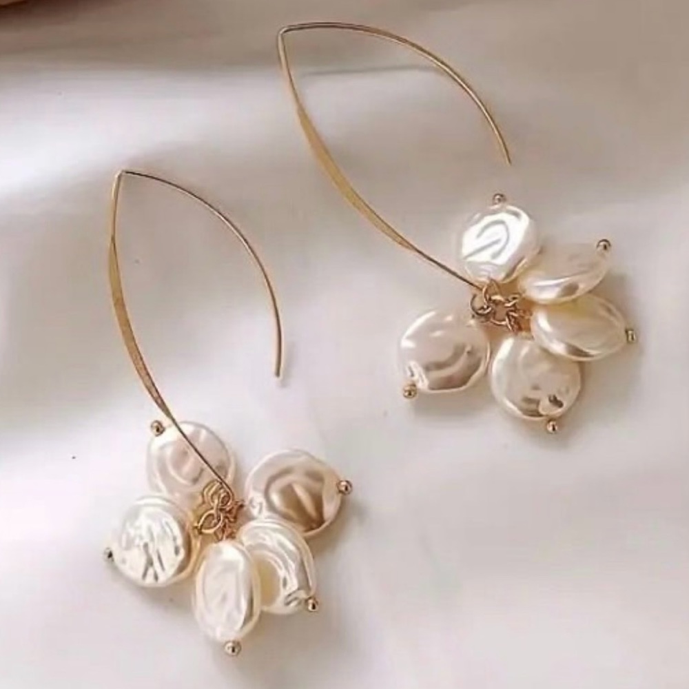 Anthropologie “Freshwater Pearl Disc Cluster” Elongated Open Loop Gold Wire Hoop - Picture 2 of 16